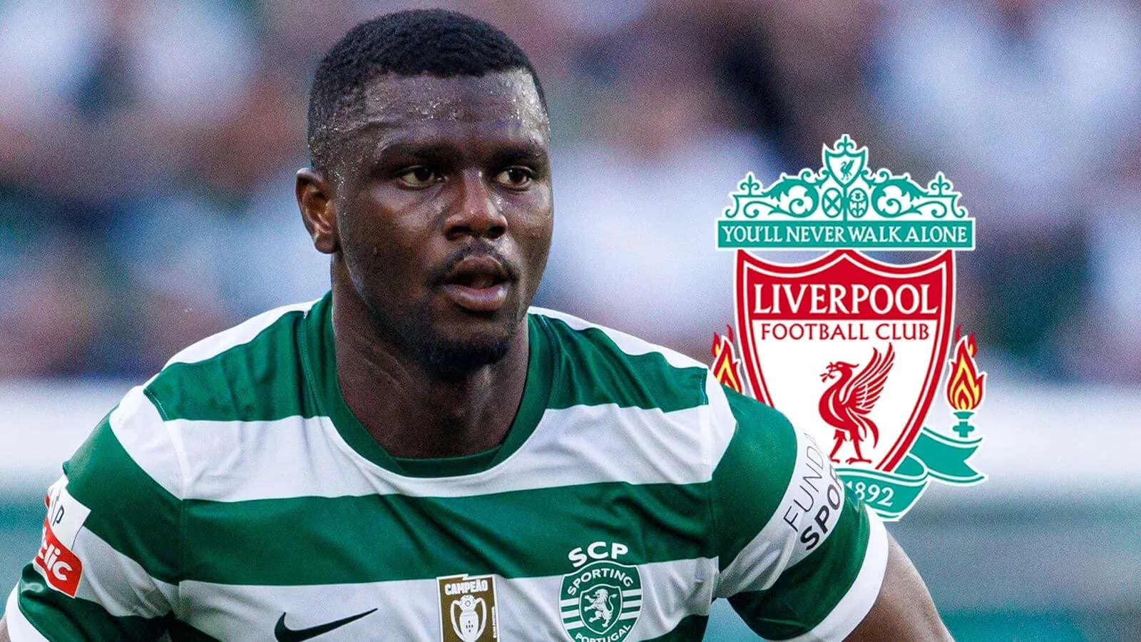 Jugador de Sporting CP corriendo con uniforme verde y blanco