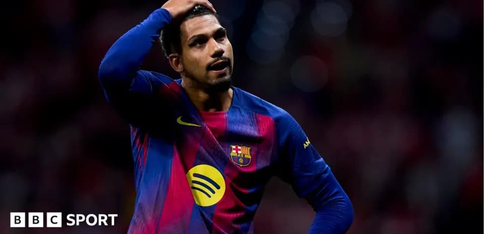 Jugador del Barcelona con mano en la cabeza durante partido
