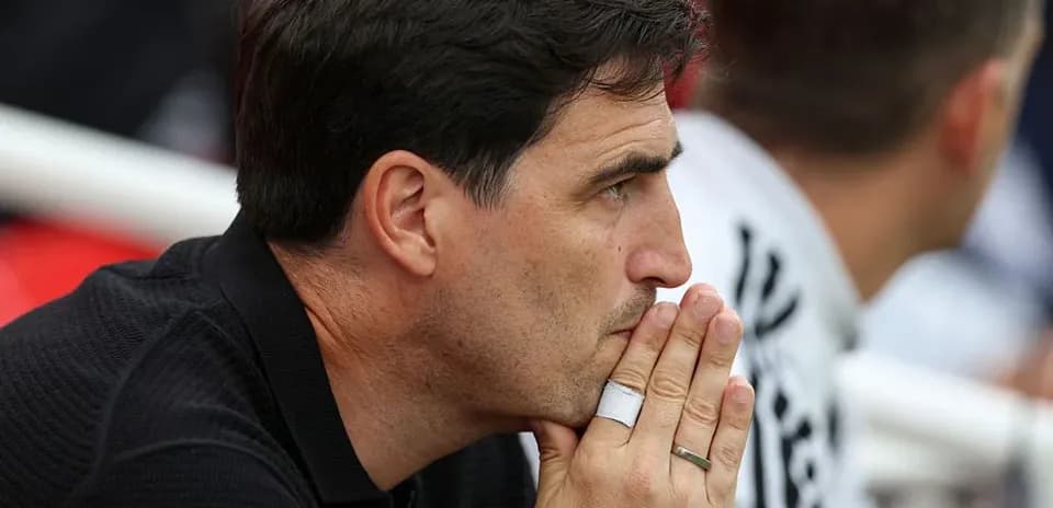Entrenador observando el partido con preocupación