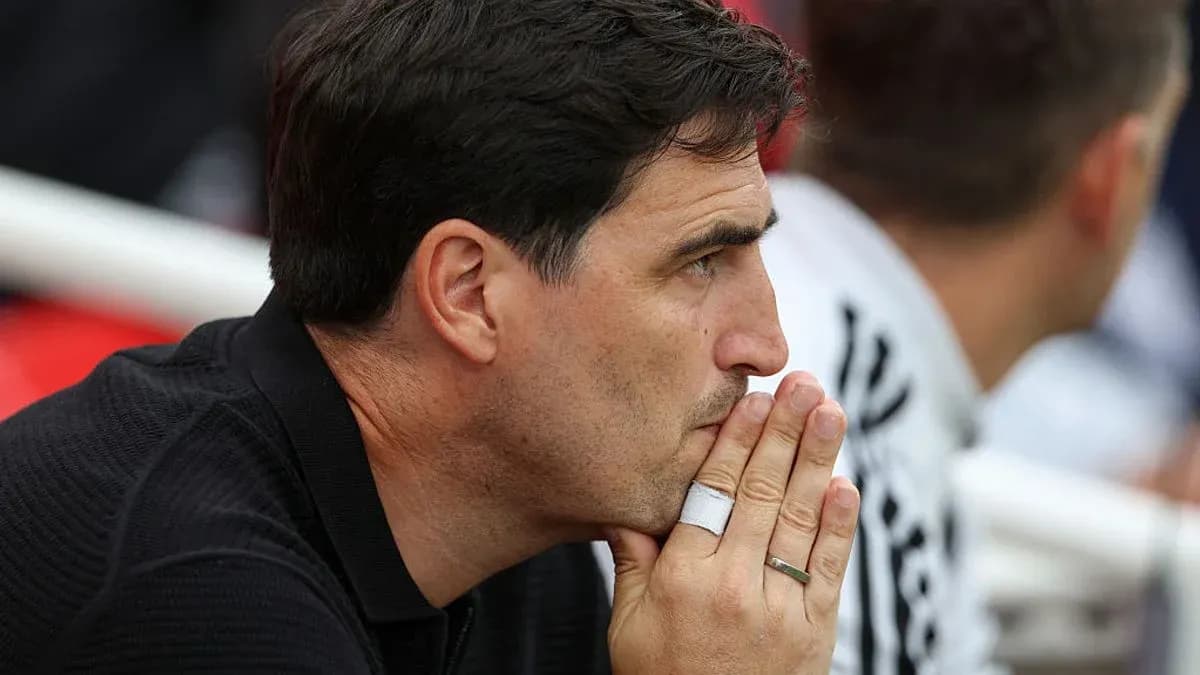 Entrenador observando el partido con preocupación