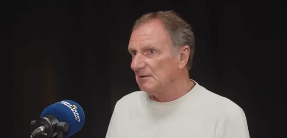 Hombre hablando en una conferencia de prensa