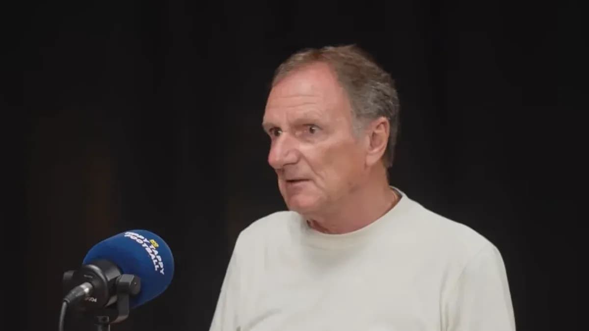 Hombre hablando en una conferencia de prensa
