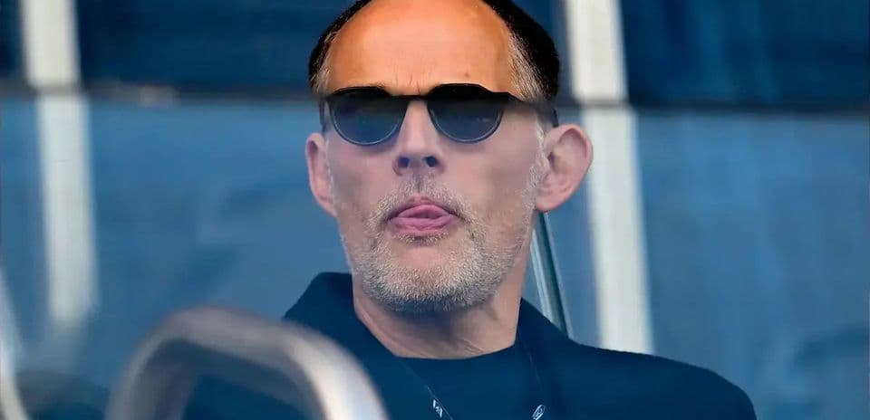 Hombre con gafas de sol observando desde un palco