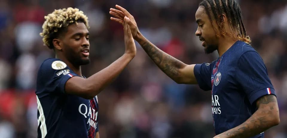 Jugadores de PSG chocando las manos en celebración