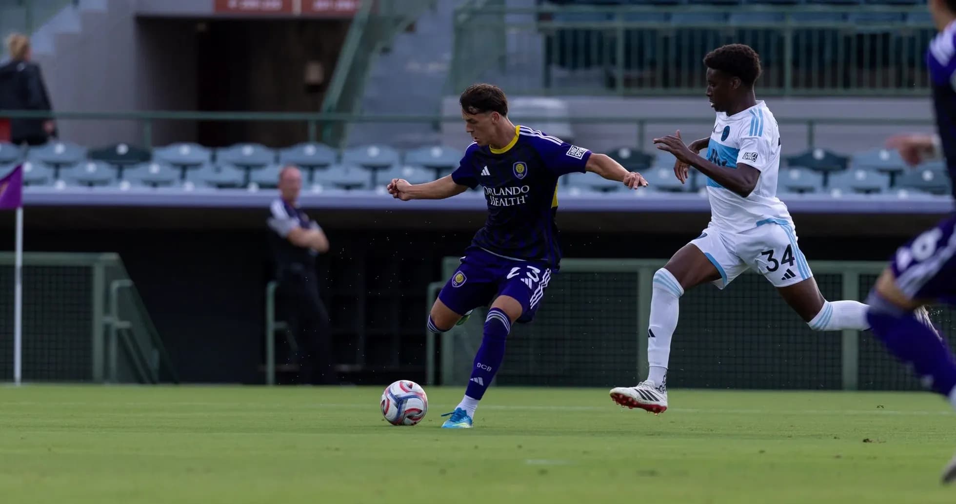 Jugador de Orlando City II avanzando con el balón
