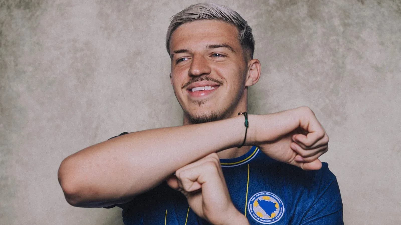 Jugador sonriendo con camiseta de Bosnia y Herzegovina