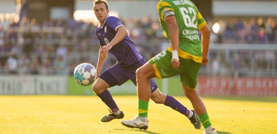 Jugador de Louisville City pasa el balón