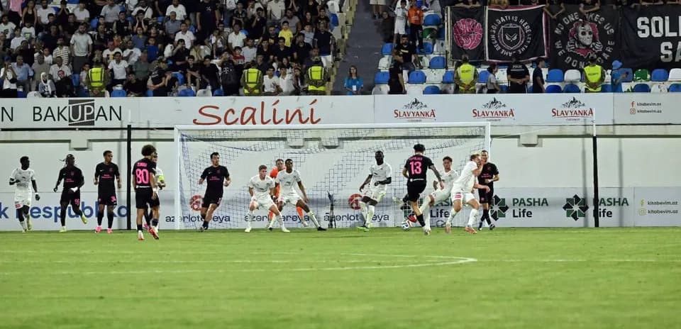 Acción del partido entre KuPS y Sabah FA