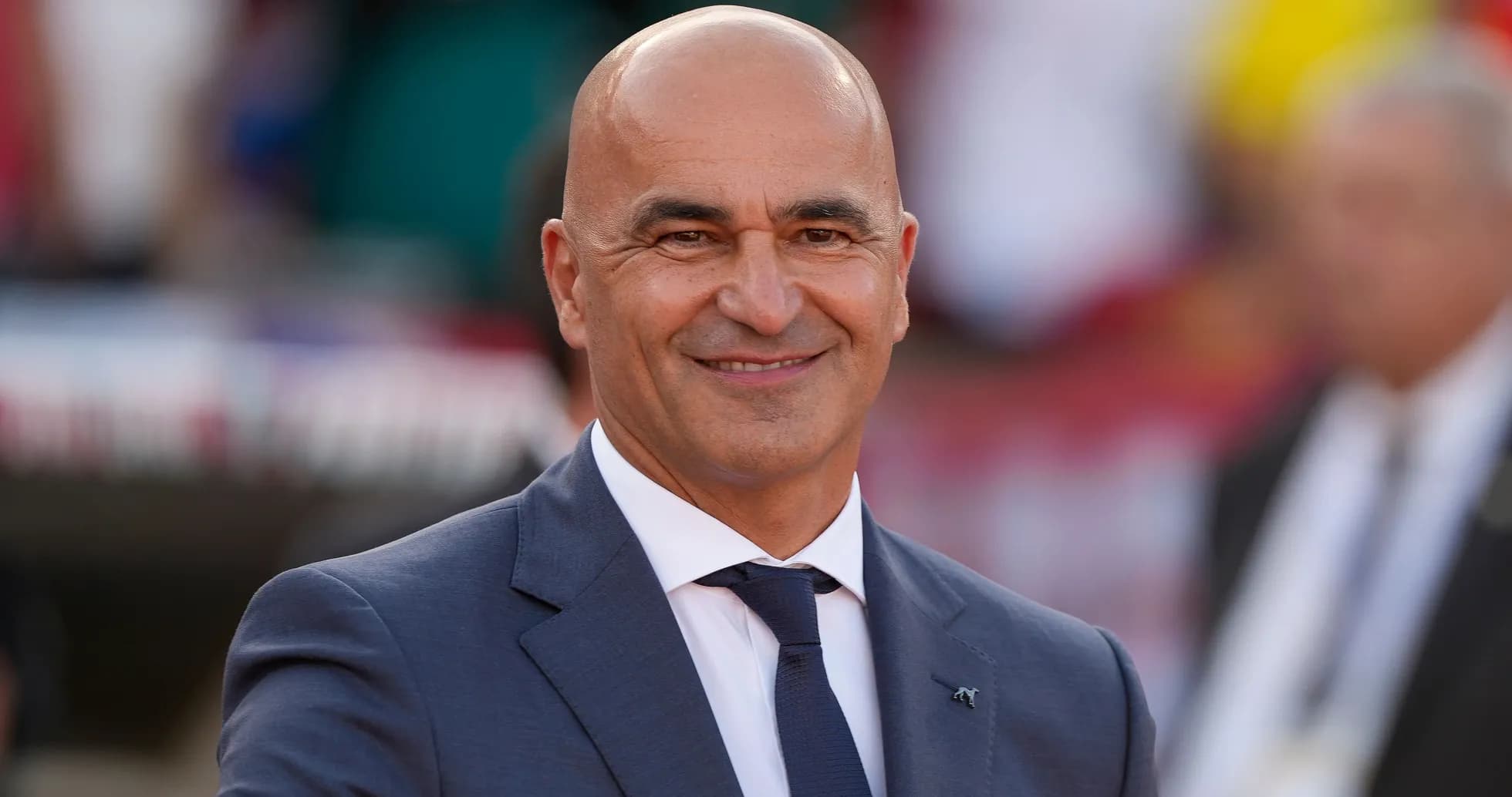 Entrenador sonriendo en evento deportivo