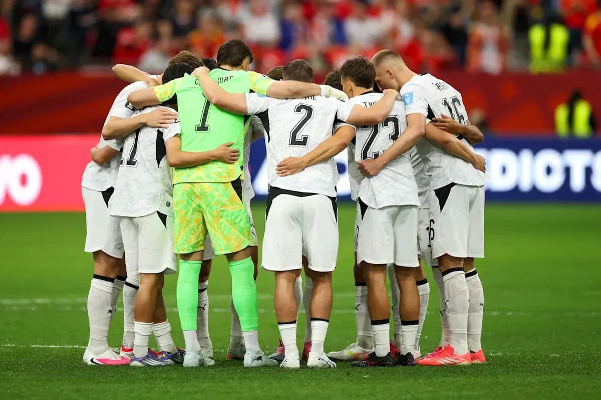 Jugadores formando un círculo antes del partido
