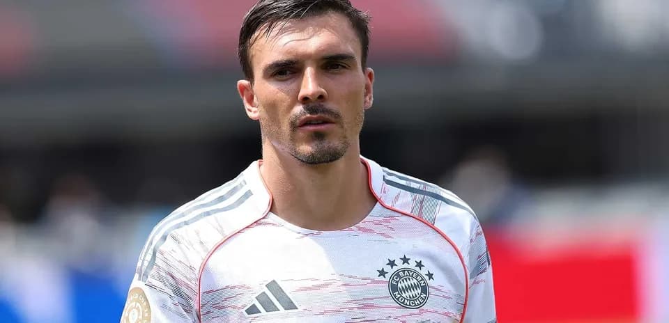 Jugador de fútbol con camiseta de FC Bayern Múnich