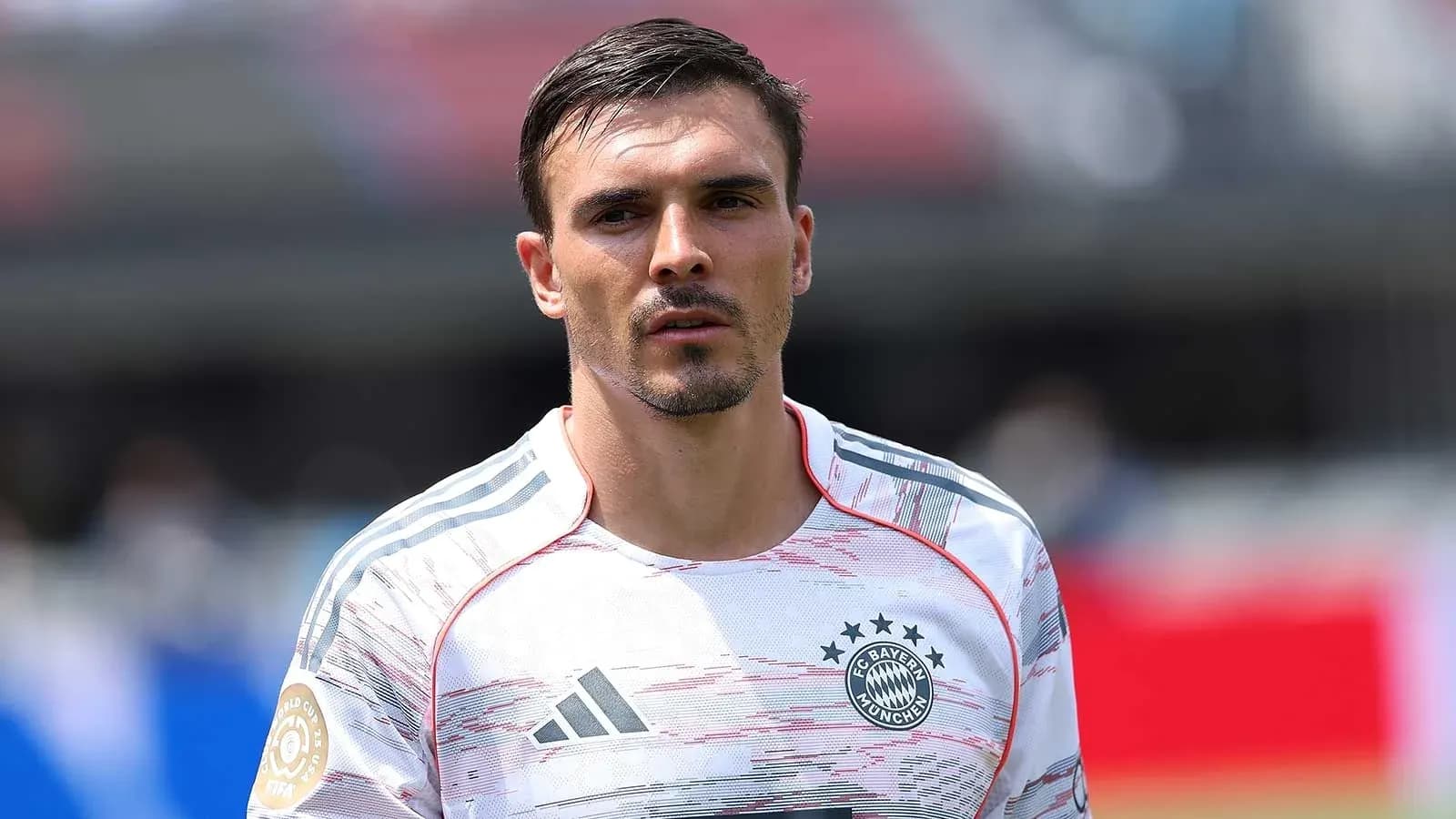 Jugador de fútbol con camiseta de FC Bayern Múnich