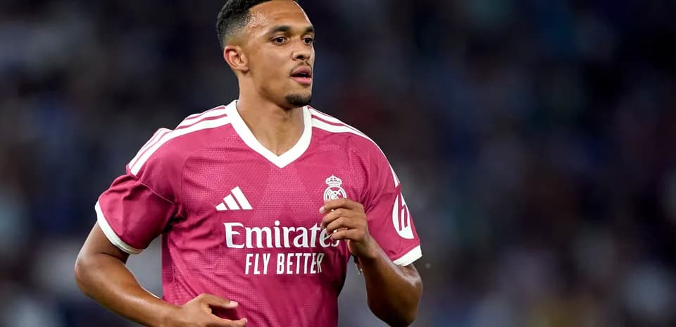 Jugador de fútbol corriendo con camiseta de Real Madrid