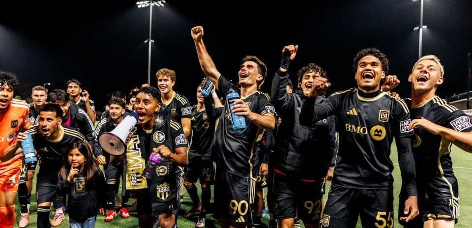 Jugadores celebrando después del partido