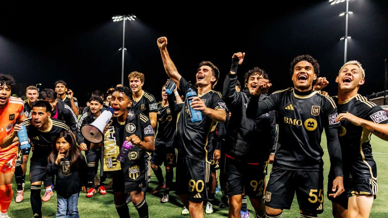 Jugadores celebrando después del partido