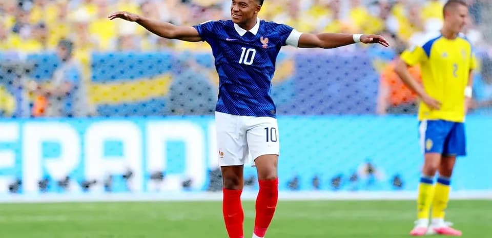 Kylian Mbappé celebra un gol contra Suecia