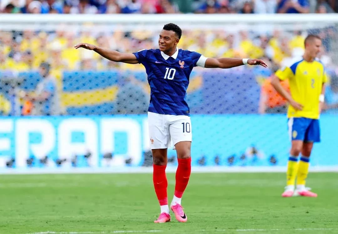 Kylian Mbappé celebra un gol contra Suecia