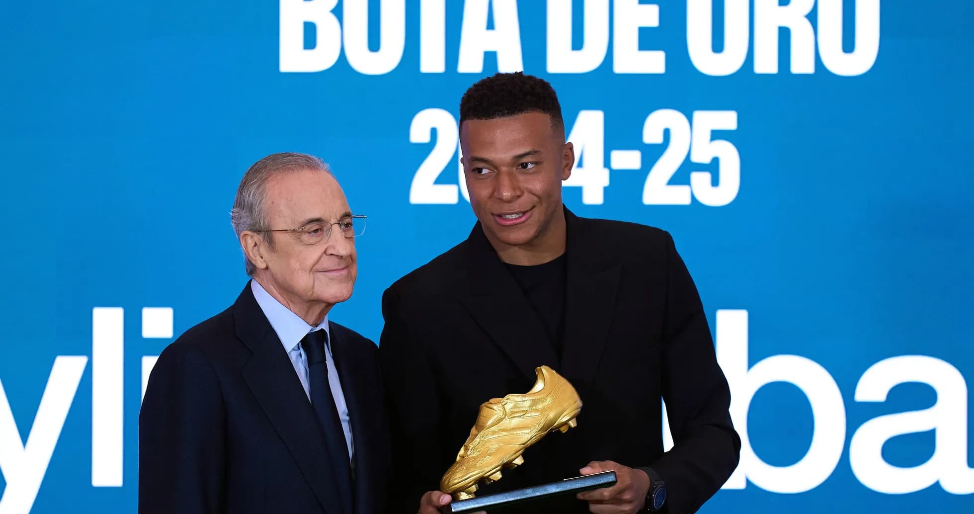 Mbappé recibiendo la Bota de Oro de Florentino Pérez