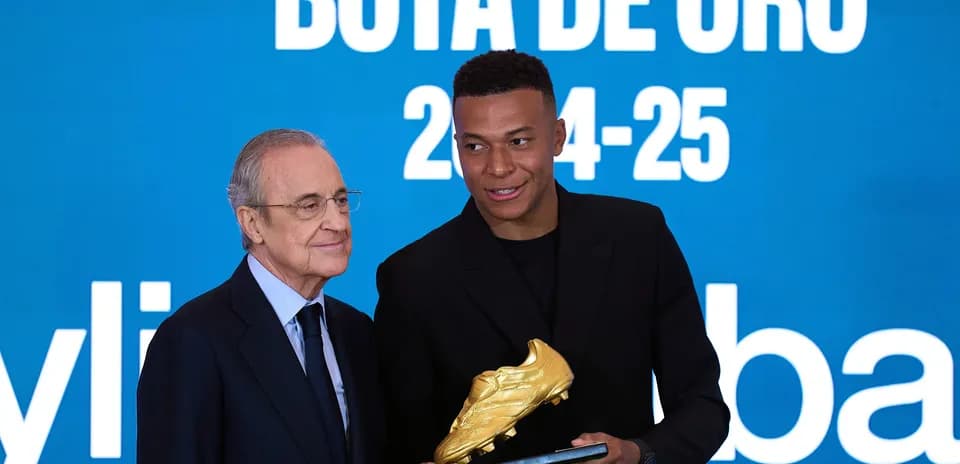 Mbappé recibiendo la Bota de Oro de Florentino Pérez