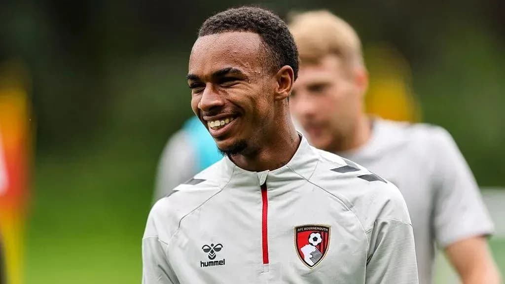 Jugador de AFC Bournemouth sonriendo en entrenamiento
