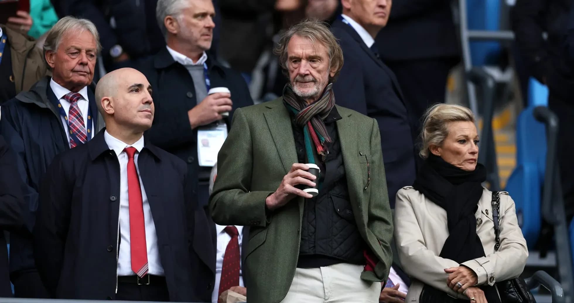 Grupo de personas en un palco durante un evento deportivo