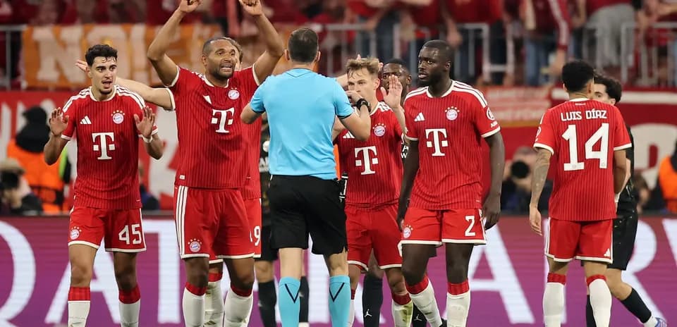 Jugadores de Bayern München protestando al árbitro