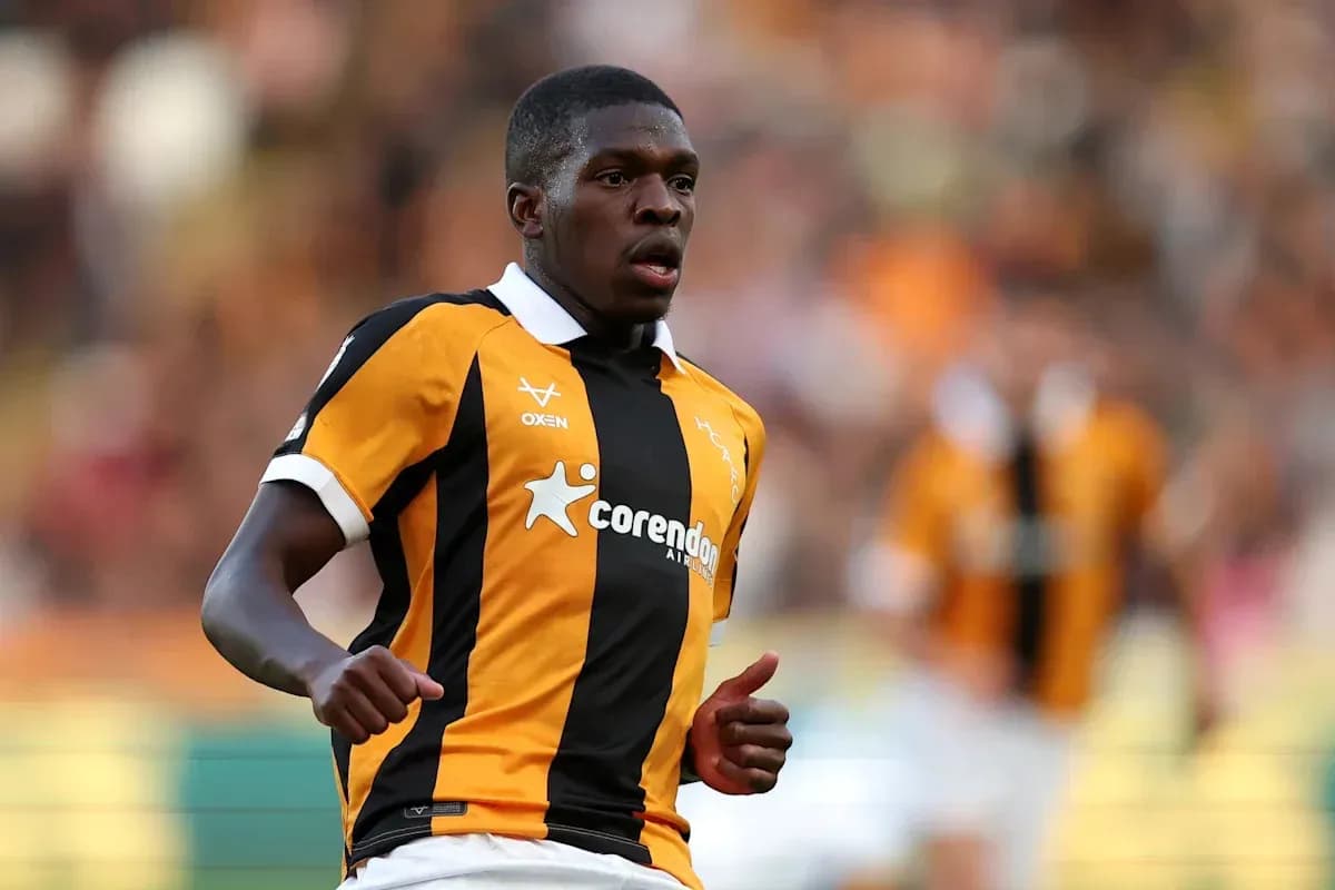 Jugador corriendo en campo con camiseta a rayas