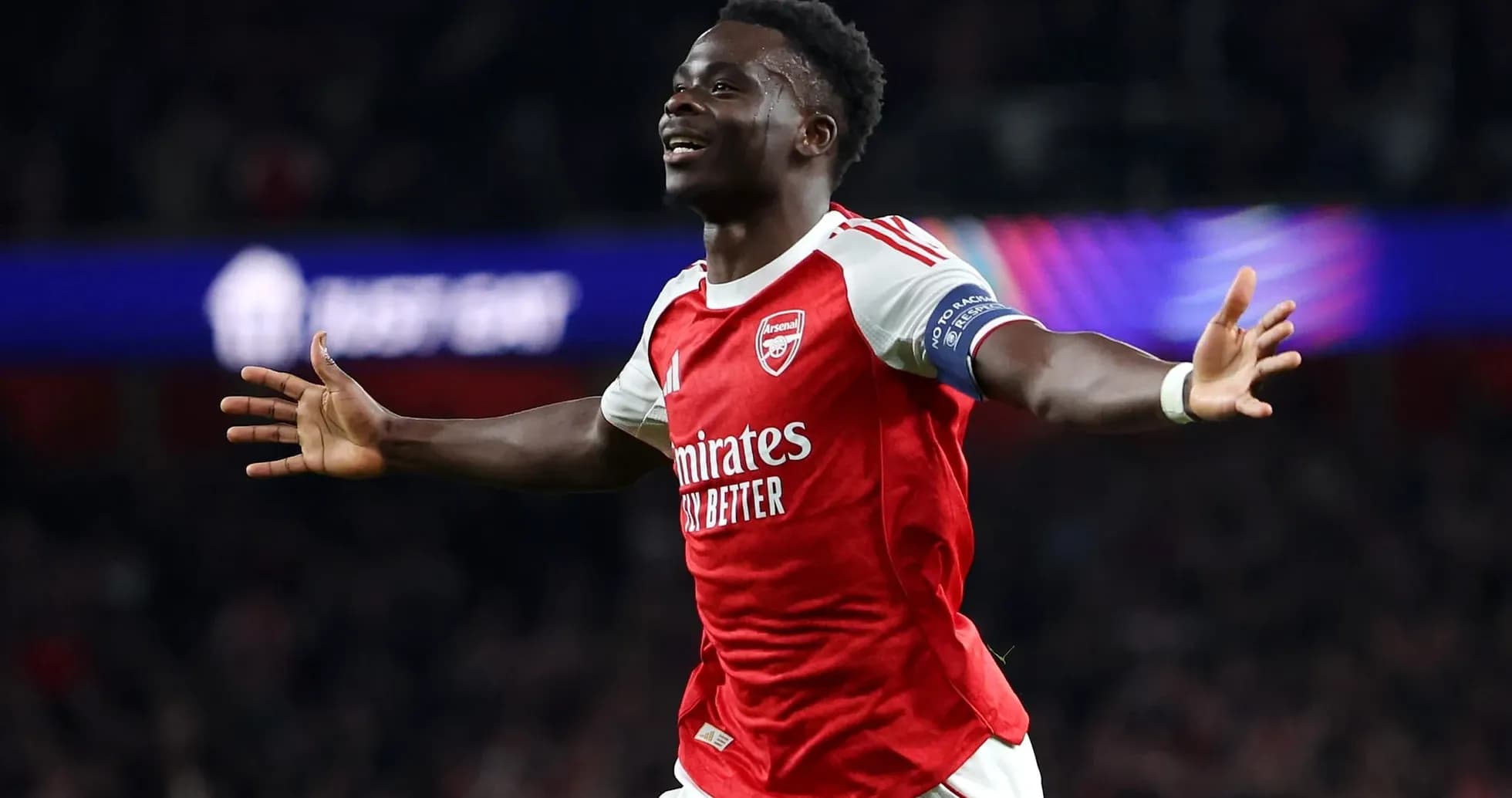 Bukayo Saka celebrando un gol con Arsenal