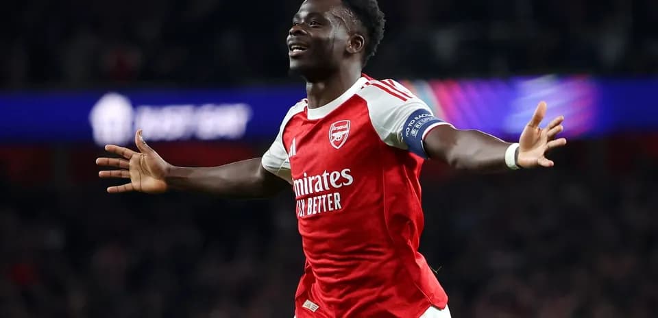 Bukayo Saka celebrando un gol con Arsenal