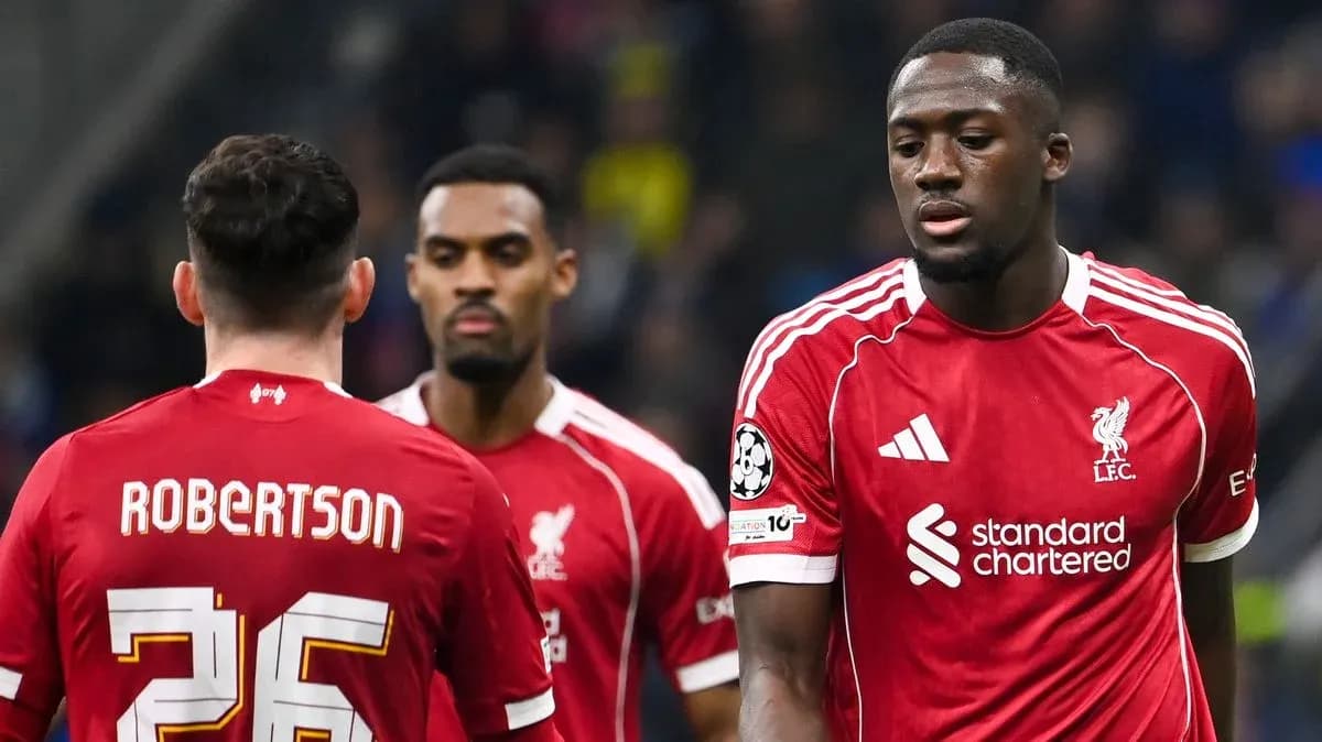 Jugadores de Liverpool en el campo durante partido