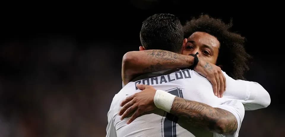 Cristiano Ronaldo y Marcelo abrazándose en el campo