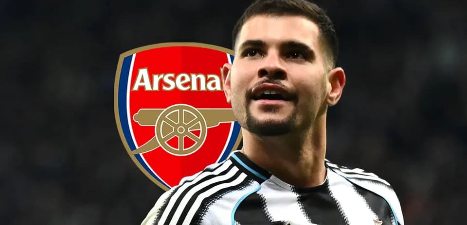 Jugador de Newcastle con logo de Arsenal de fondo