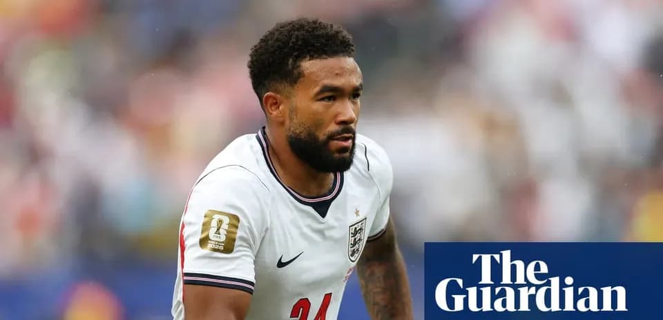Jugador de Inglaterra corriendo en el campo de fútbol