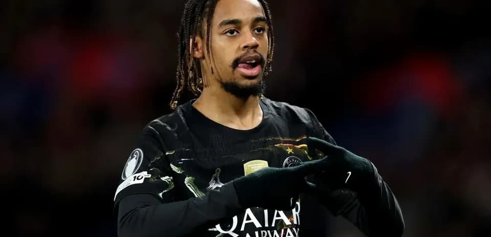 Jugador de fútbol señalando durante el partido