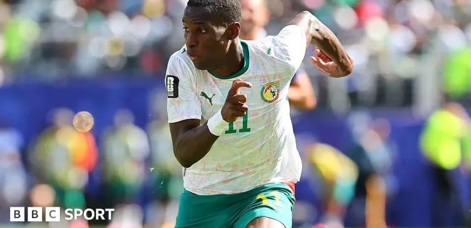 Jugador de Senegal corriendo en partido de fútbol