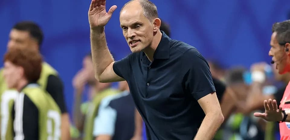 Entrenador dirigiendo a su equipo desde la línea lateral
