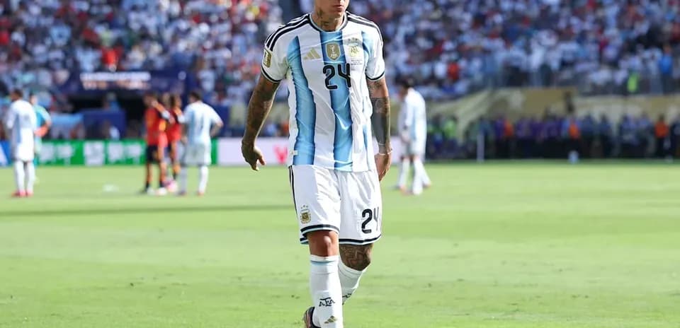 Jugador de Argentina caminando en el campo de fútbol