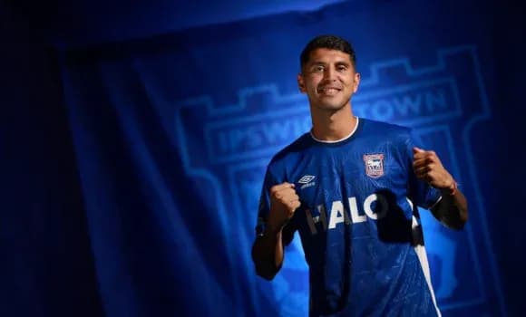 Jugador posando con camiseta de Ipswich Town