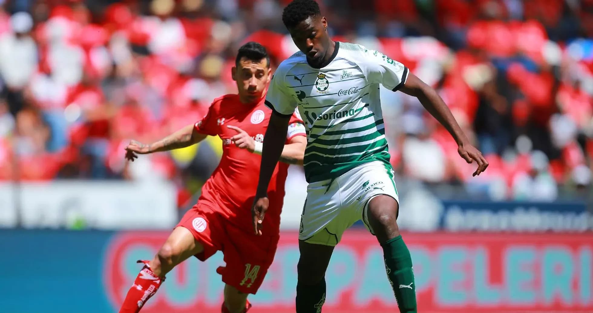 Jugadores de Toluca y Santos Laguna en acción