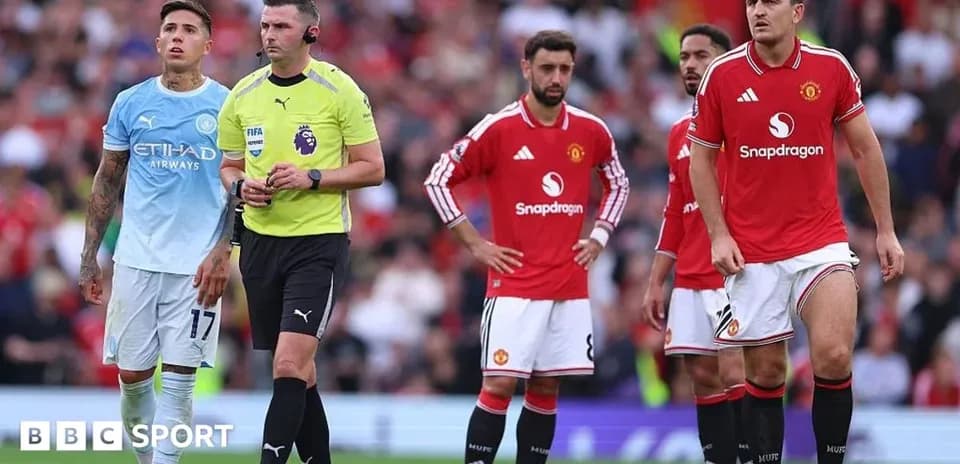 Jugadores de Manchester United y árbitro en el partido