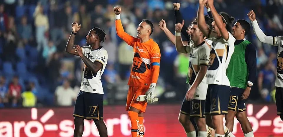 Jugadores de Pumas celebrando con aficionados