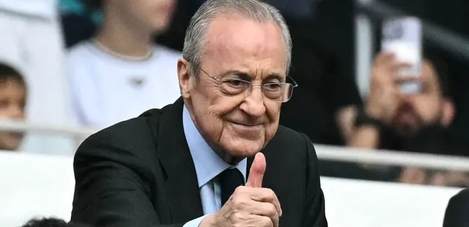 Hombre dando pulgar arriba en el estadio