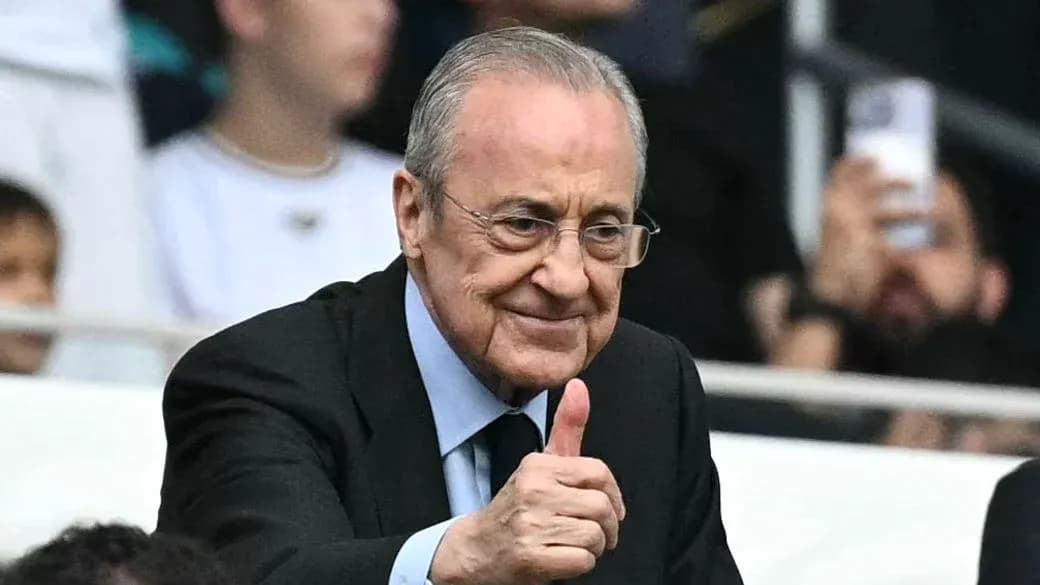 Hombre dando pulgar arriba en el estadio