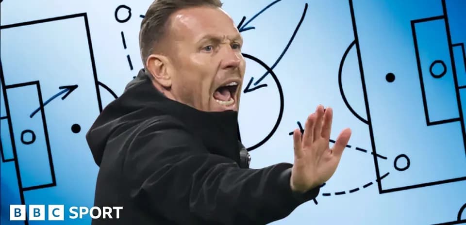 Entrenador gesticulando frente a un gráfico táctico