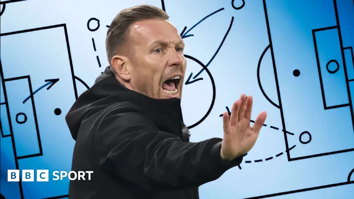 Entrenador gesticulando frente a un gráfico táctico