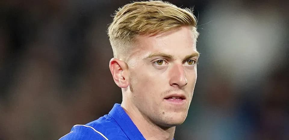 Jugador con camiseta azul en primer plano