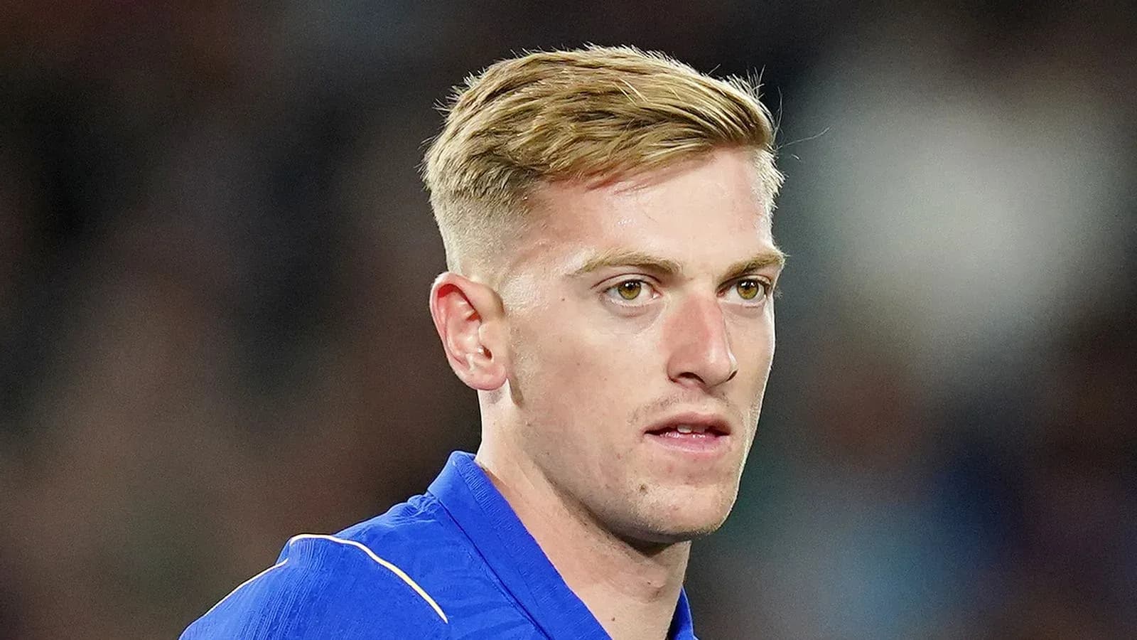 Jugador con camiseta azul en primer plano