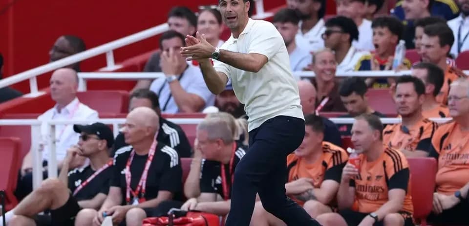 Entrenador dirigiendo a su equipo desde la línea de banda