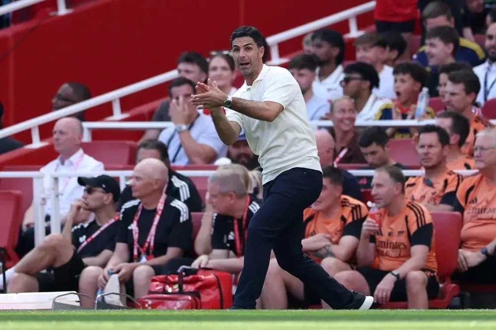 Entrenador dirigiendo a su equipo desde la línea de banda