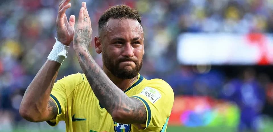 Jugador aplaudiendo en partido de fútbol